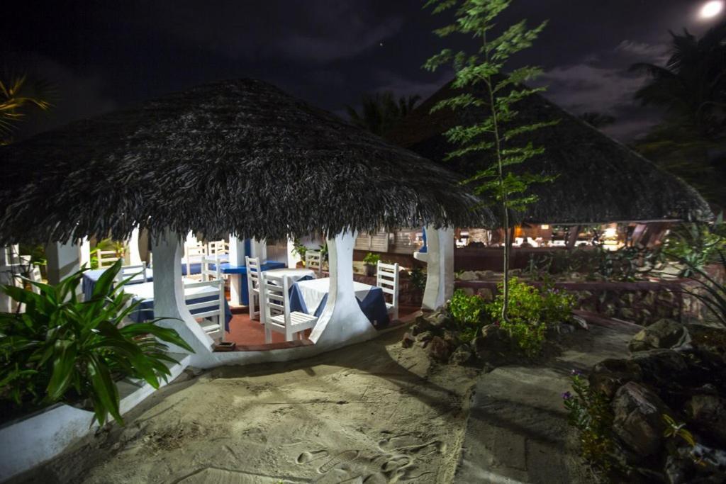 מורונדבה Chez Maggie Hotel & Restaurant מראה חיצוני תמונה